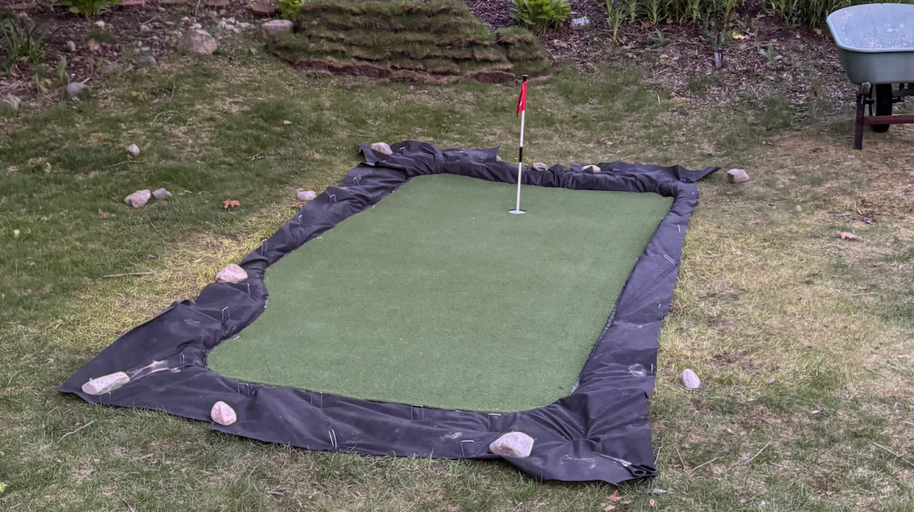 Backyard putting green with no fringe